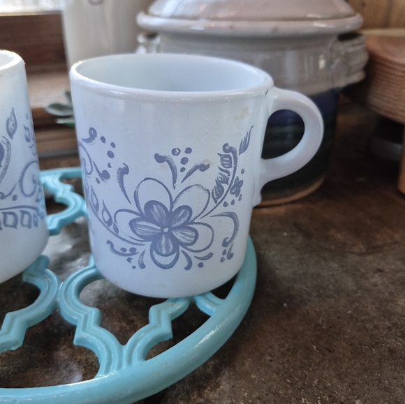 2 Vintage Pyrex Brittany Blue Flower 489 10 oz. Tea Cups Coffee Mugs 1967 USA - Picture 3 of 12